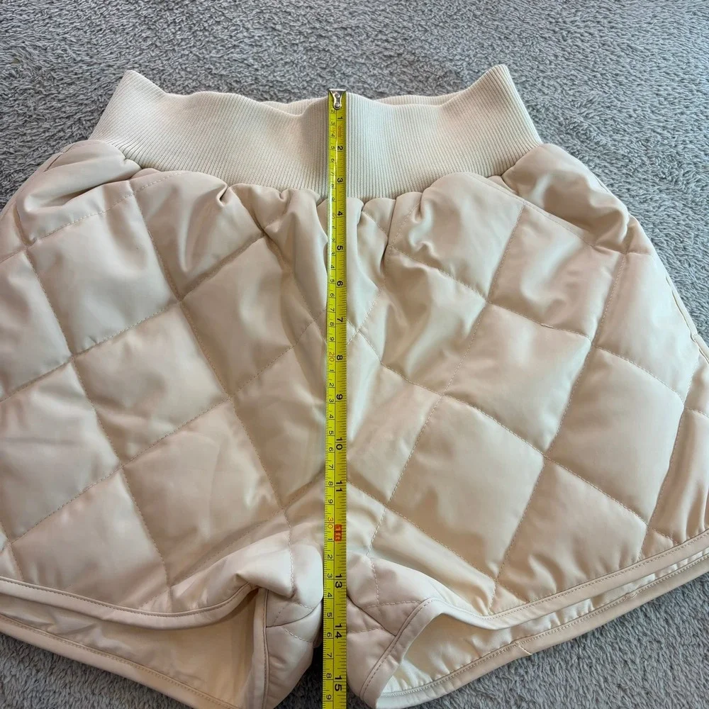 Maniere De Voir Cream Quilted Vegan Leather High Waist Shorts Womens Size 8 NOWT
